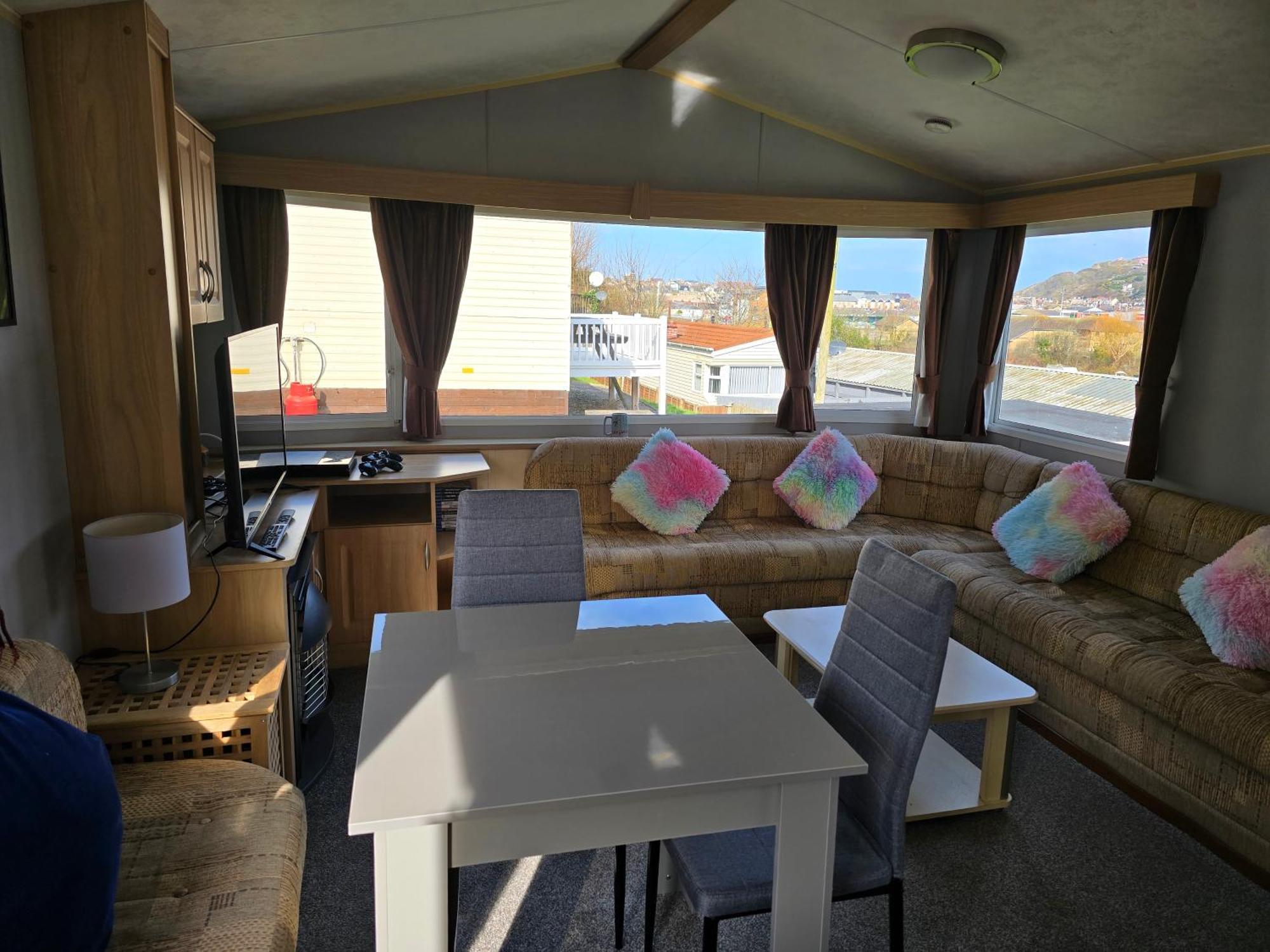 Light And Airy 2 Bedroom Mobile Apartment